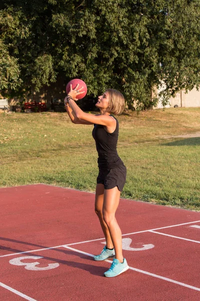 Treinamento de atleta com uma bola de remédio — Fotografia de Stock