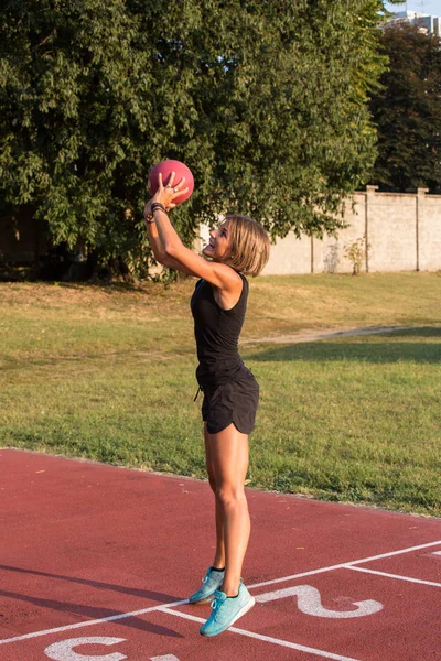 Treinamento de atleta com uma bola de remédio — Fotografia de Stock