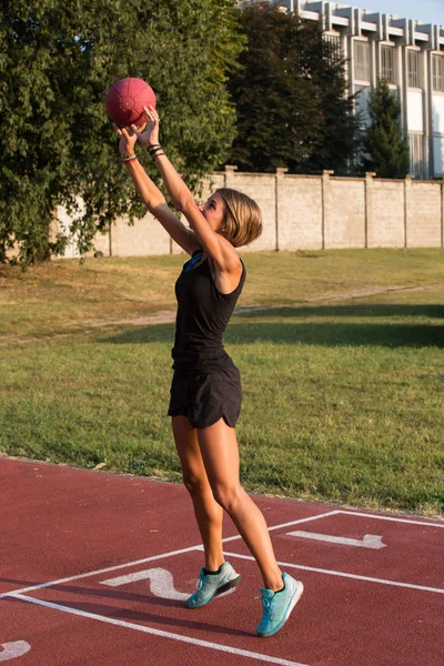 Treinamento de atleta com uma bola de remédio — Fotografia de Stock