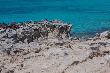 Ses Illetes plaj ve taşlar Formentera Beach