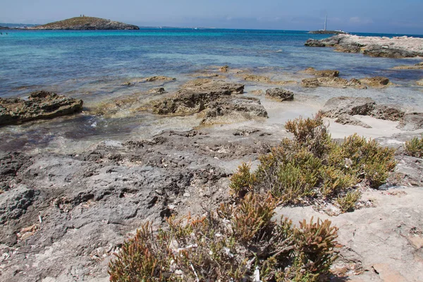 In spiaggia Ses Illetes e Pietre in spiaggia Formentera — Foto Stock