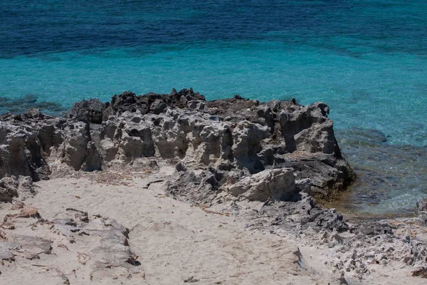 В Ses Illetes пляж и камни на пляже Форментера — стоковое фото