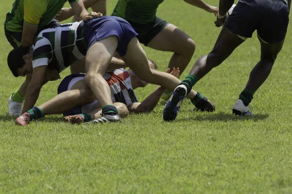 Spelen met drukte tijdens een rugby wedstrijd — Stockfoto