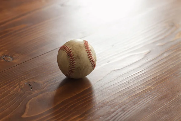 Focus selettivo baseball vintage su sfondo legno di pino — Foto Stock