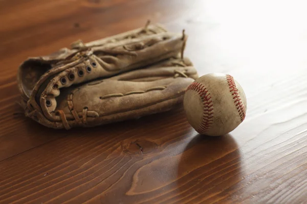 Foco seletivo baseball vintage e mitt no fundo de madeira de pinho — Fotografia de Stock