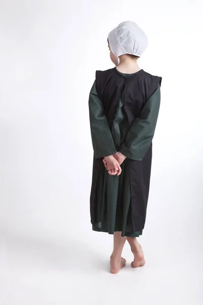 Barfota Amish flicka isolerad på en bakgrund — Stockfoto