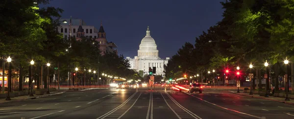 Bize Capitol ve Anayasa Avenue gece Washington DC