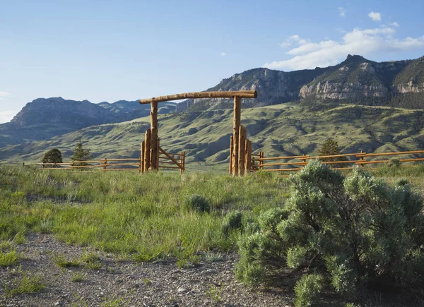 Ranch poort onder de Absaroka mountains in Wyoming Stockfoto