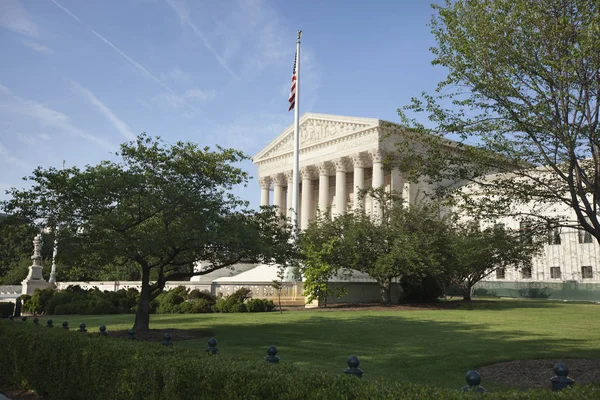 United States Supreme Court gebouw met vlag Stockafbeelding