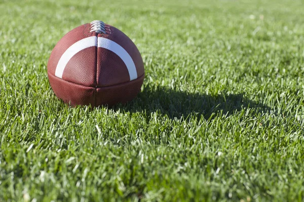 Футбол в стилі коледжу на трав'яному полі Стокове Зображення