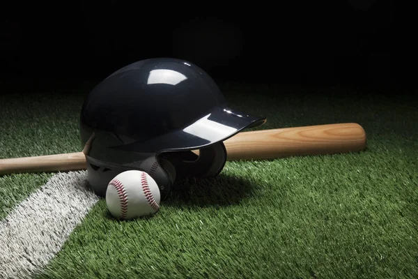 Baseball bastão batedor capacete e bola no campo com listra — Fotografia de Stock