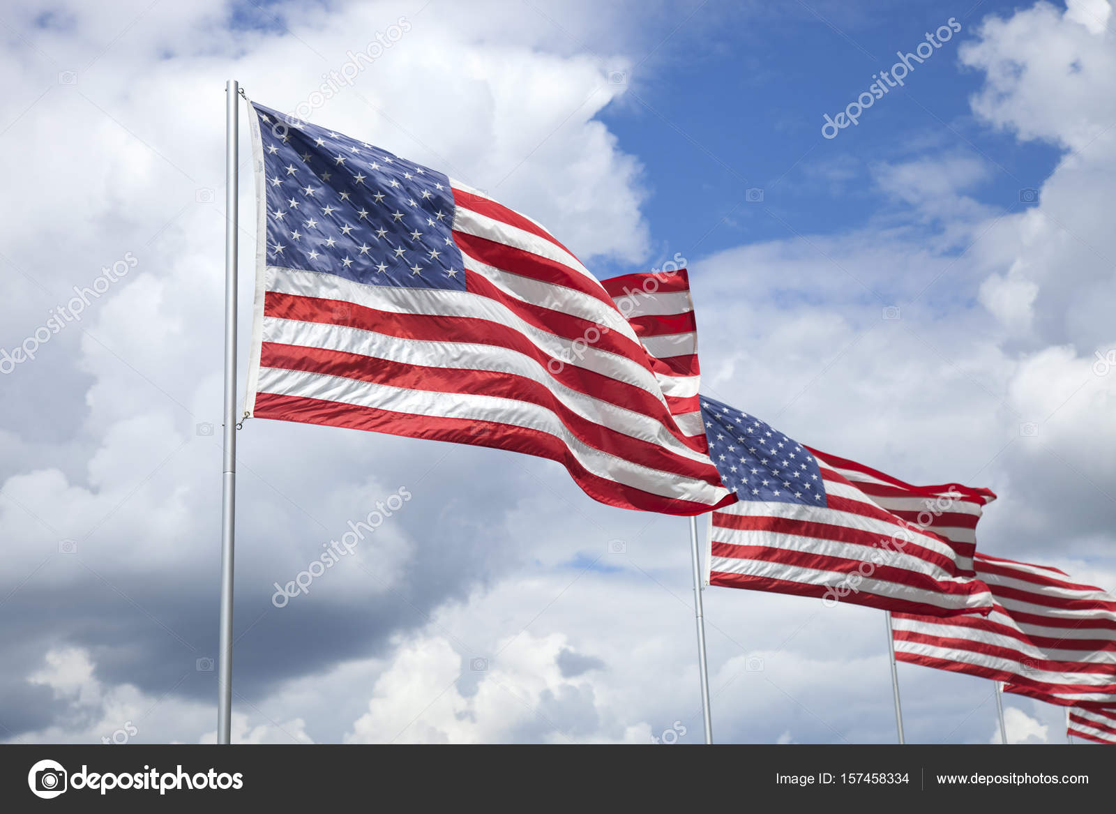美国国旗的纪念退伍军人在微风中飞行——图库图片© Willard #157458334, image size:1600x1167