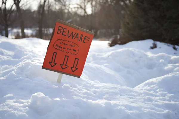 Σημάδι από παιδιά προειδοποίηση σχετικά με την ύπαρξη ενός φρουρίου του χιονιού — Φωτογραφία Αρχείου