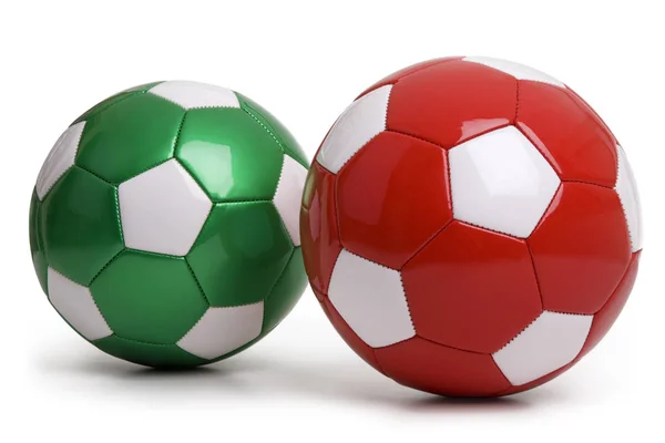 Bolas de futebol vermelho e verde isoladas no fundo branco — Fotografia de Stock