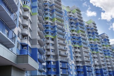 Yeni daire, kat mülkiyeti, mavi gökyüzü bulutlu inşaatı