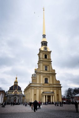 Saint Petersburg, Rusya - 07 Ocak 2014: Peter ve Paul fortress (havari Peter ve Paul Katedrali) Katedrali Noel tatilinde duvarların turist.