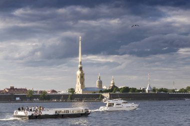 St-Petersburg, Rusya-24 Haziran 2017: Peter ve Paul Kalesi, günbatımı, görüntülemek Neva nehir dolgu, St-Petersburg, Rusya Federasyonu