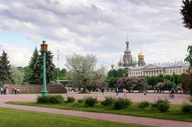 St-Petersburg, Rusya-24 Haziran 2017: insanlar yürüyüş akşam şehir tarafından dökülen kan, Saint-Petersburg, Rusya'nın Mars'ın alanı üzerinde kurtarıcı Kilisesi görüntüleyin