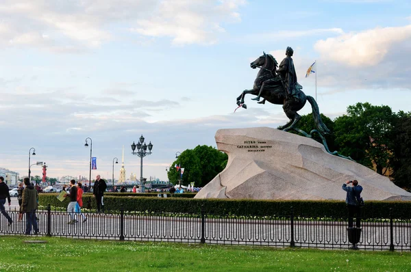 サンクトペテルブルク ロシア連邦 2017 徒歩ピーターの記念碑を表示夕方の都市によって 青銅の騎士 元老院広場 サンクト ペテルブルク ロシア — ストック写真