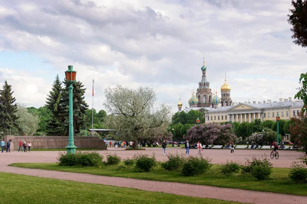 Petersburg Russland Juni 2017 Menschen Spazieren Durch Die Abendstadt Blick lizenzfreie Stockbilder