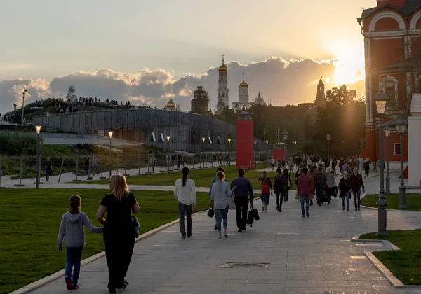 Moscow Rússia Setembro 2017 Visitantes Caminhando Parque Zaryadye Varvarka Street — Fotografia de Stock