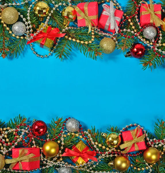 Decoraciones de Navidad en una rama de abeto —  Fotos de Stock