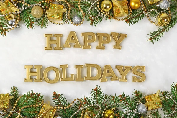 Frohe Feiertage goldener Text und Fichtenzweig und Weihnachtsdekor — Stockfoto