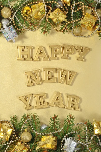 Feliz Ano Novo texto dourado e ramo de abeto e decoração de Natal — Fotografia de Stock