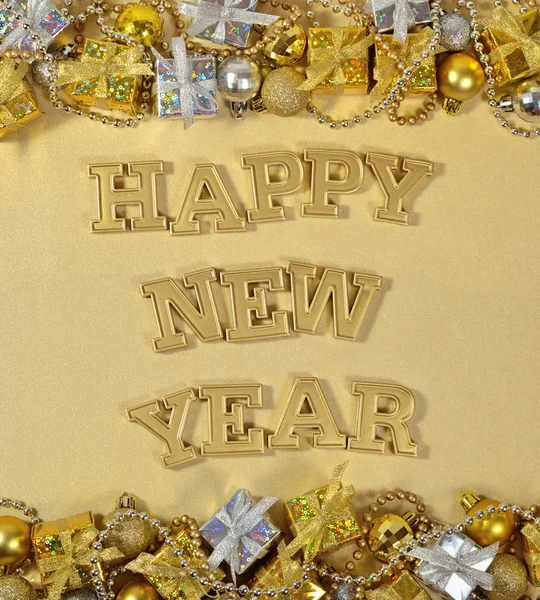 Feliz Ano Novo texto dourado e decorações de Natal — Fotografia de Stock
