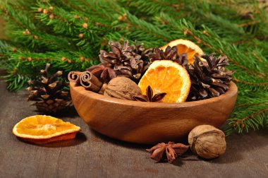 Baharat, Kuruyemiş, kurutulmuş portakal ve koniler kase çeşitleri