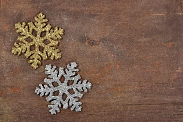 Dos copos de nieve en una tabla de madera —  Fotos de Stock