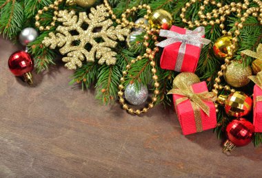 Yılbaşı süsleri ve çam dalı 