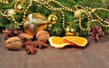 Baharat, Kuruyemiş, kurutulmuş portakal ve koniler, İsa'nın farklı türde