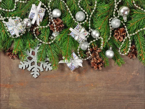 Silberner Weihnachtsschmuck und Fichtenzweige und Zapfen — Stockfoto