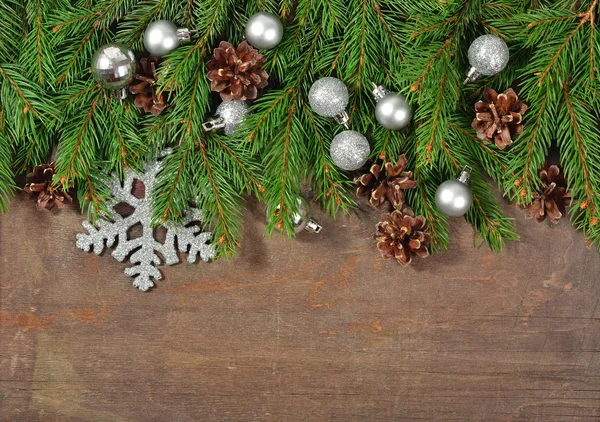 銀のクリスマスの装飾とスプルースの枝とコーン — ストック写真