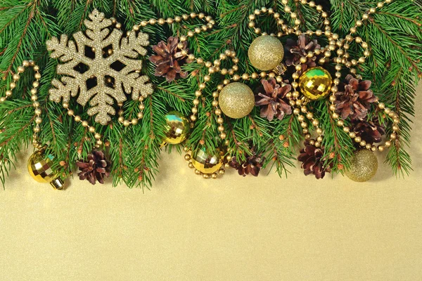 Χριστουγεννιάτικα στολίδια και ερυθρελάτης υποκατάστημα και κώνους — Φωτογραφία Αρχείου