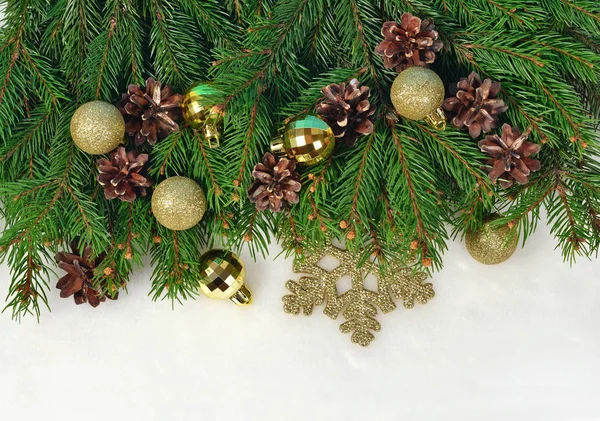 Decorações de Natal e ramo de abeto e cones em um branco — Fotografia de Stock
