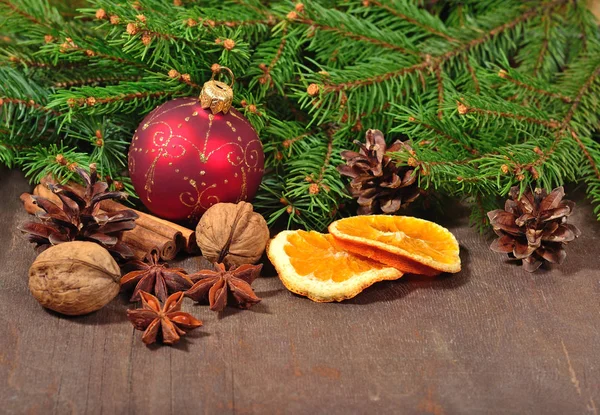 Différents types d'épices, noix, oranges séchées et cônes, Christ — Photo