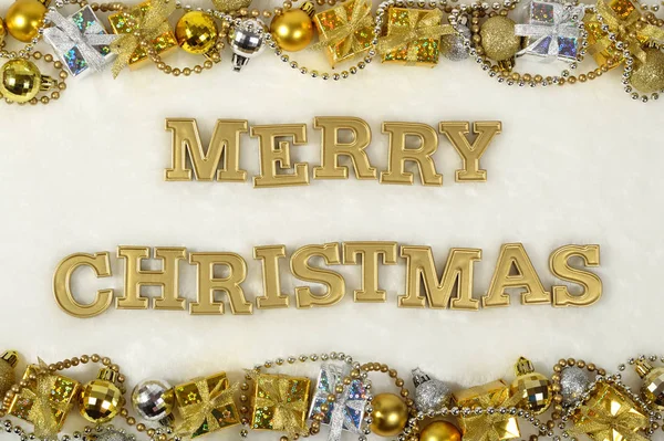 Neşeli Noel altın metin ve beyaz bir Noel süsleri — Stok fotoğraf