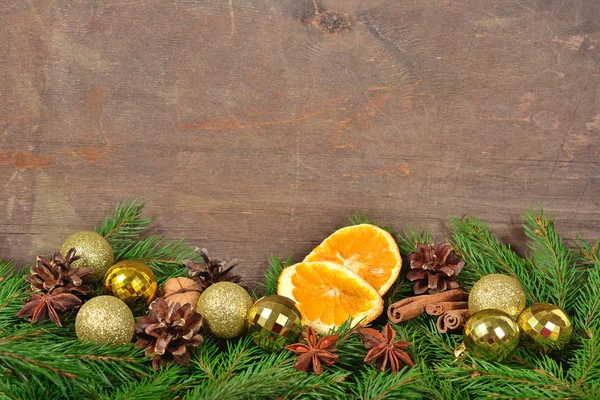Diferentes tipos de especiarias secas laranjas e cones, Natal dec — Fotografia de Stock