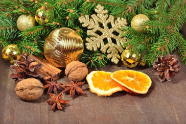 Baharat, Kuruyemiş, kurutulmuş portakal ve koniler, İsa'nın farklı türde