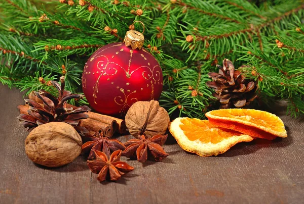 Différents types d'épices, noix, oranges séchées et cônes, Christ — Photo