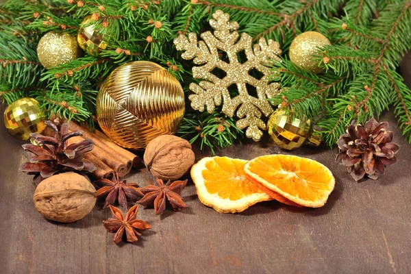 Baharat, Kuruyemiş, kurutulmuş portakal ve koniler, İsa'nın farklı türde