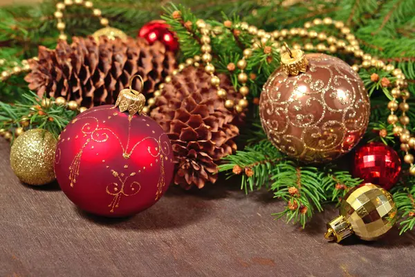Karácsonyi díszek és a fenyő ága és a kúp — Stock Fotó