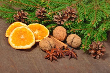 Baharat, Kuruyemiş, kurutulmuş portakal, koni ve spruse çeşitleri