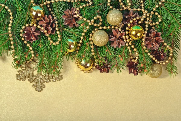 Decoraciones de Navidad y rama de abeto y conos — Foto de Stock