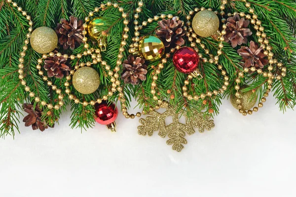 Ozdoby świąteczne i świerkowych gałęzi i stożki na białym — Zdjęcie stockowe