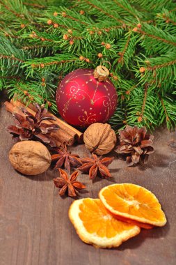 Baharat, Kuruyemiş, koni ve kurutulmuş portakal çeşitleri