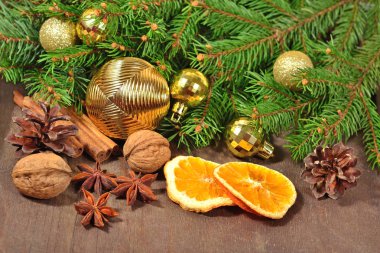 Baharat, Kuruyemiş, koni ve kurutulmuş portakal çeşitleri