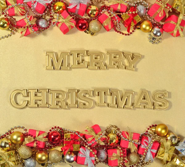 Veselé Vánoce zlaté text a vánoční ozdoby — Stock fotografie